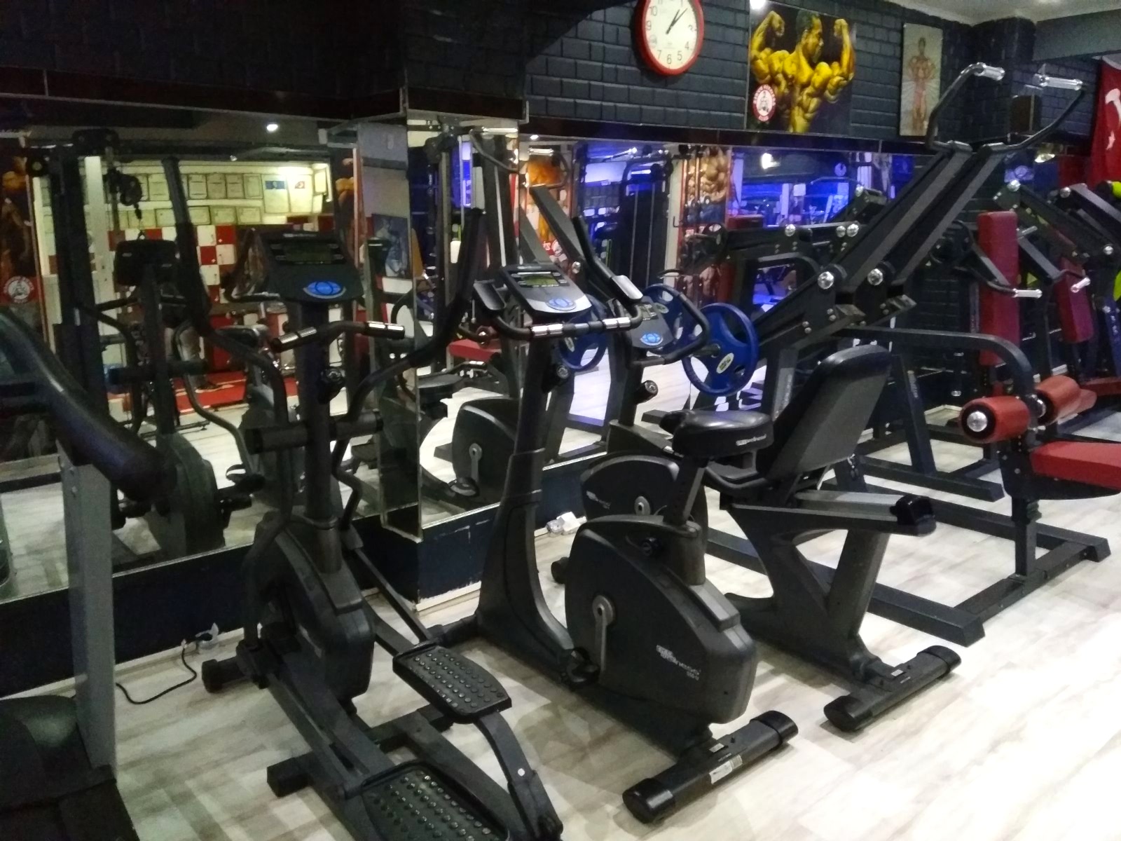 Zirve Fitness Club'den Kareler (1. Şubemiz) Zirve Fitness Club'den Kareler (1. Şubemiz)